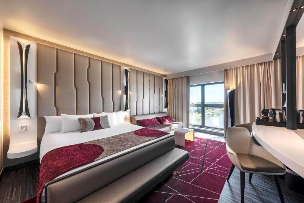 Disneys Hotel New York The Art of Marvel 1
