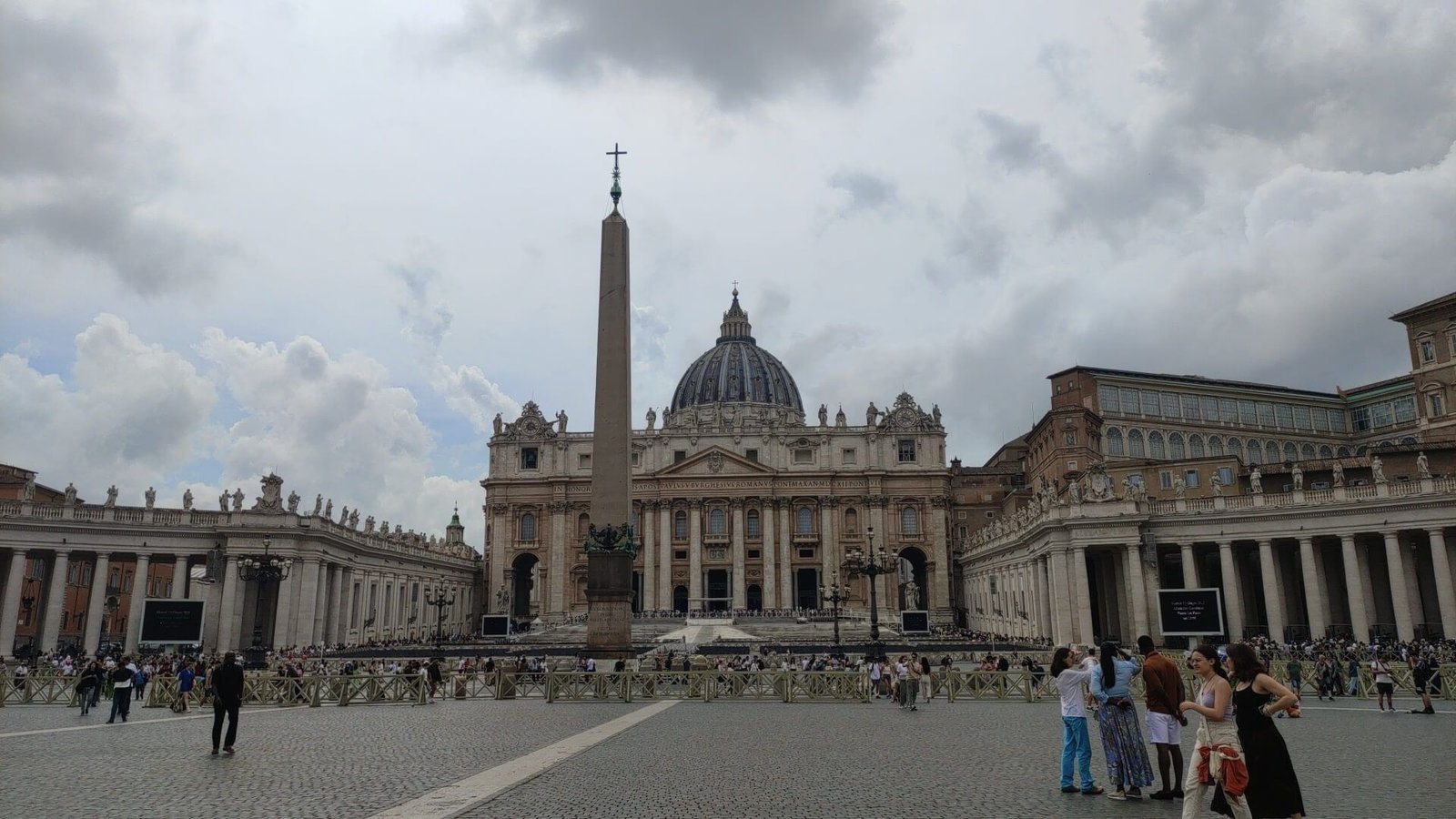 plaza san pedro con obelisco
