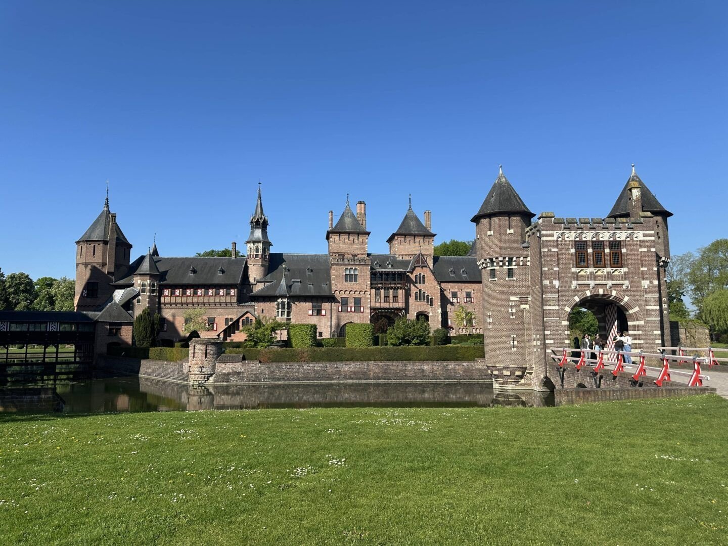 cafeteria y antiguas caballerizas