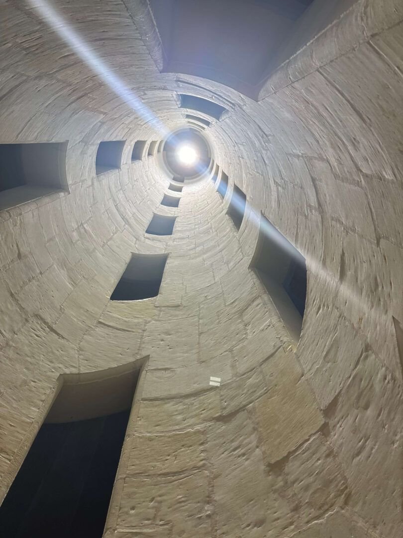 interior escalera hedicoidal chambord