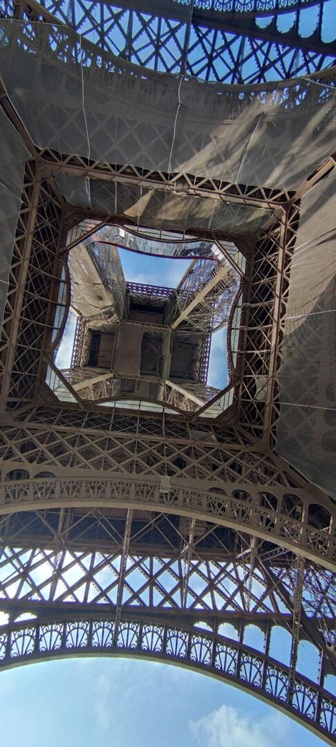 torre eiffel desde abajo