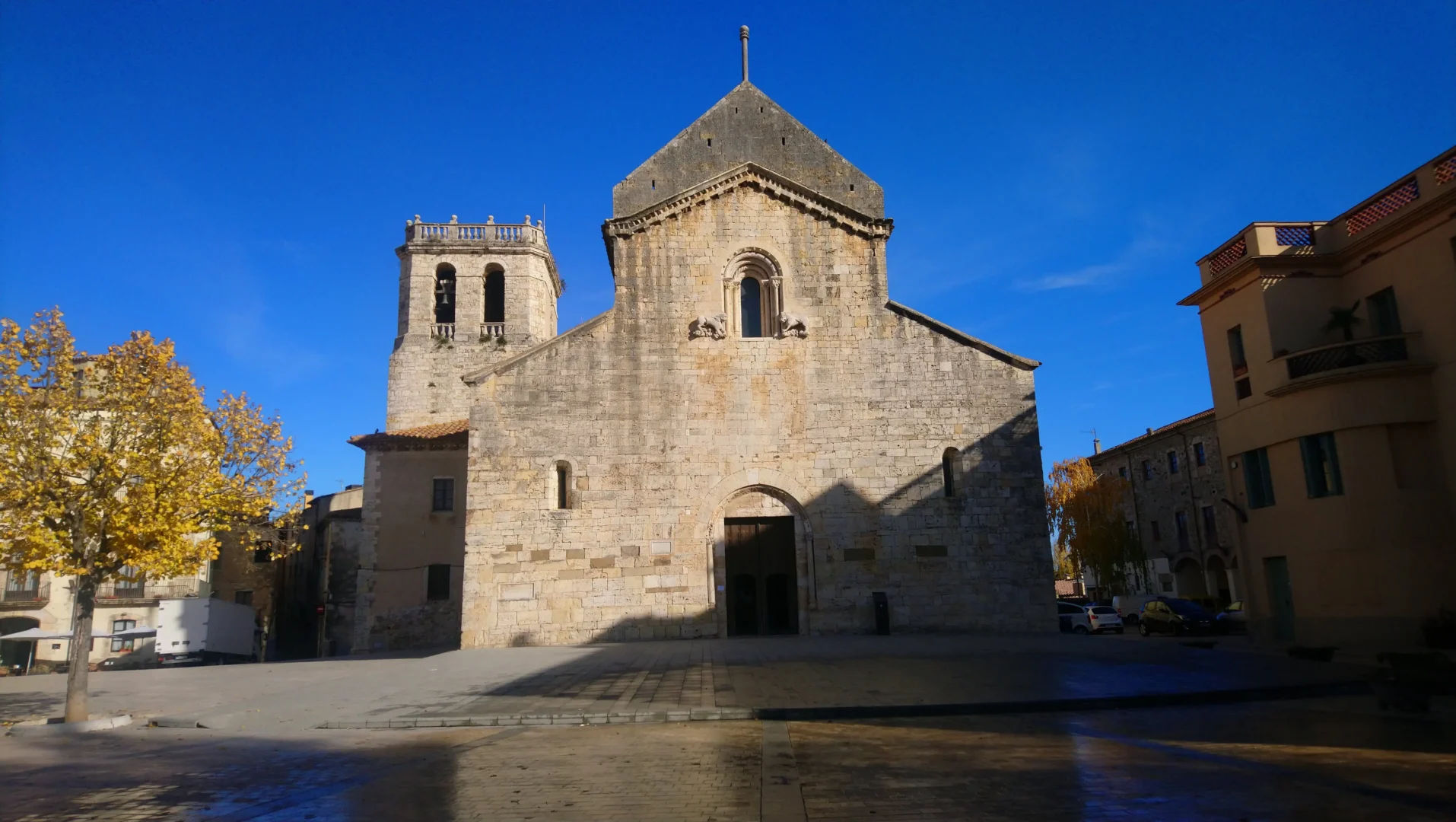 iglesia plaza principal besalu