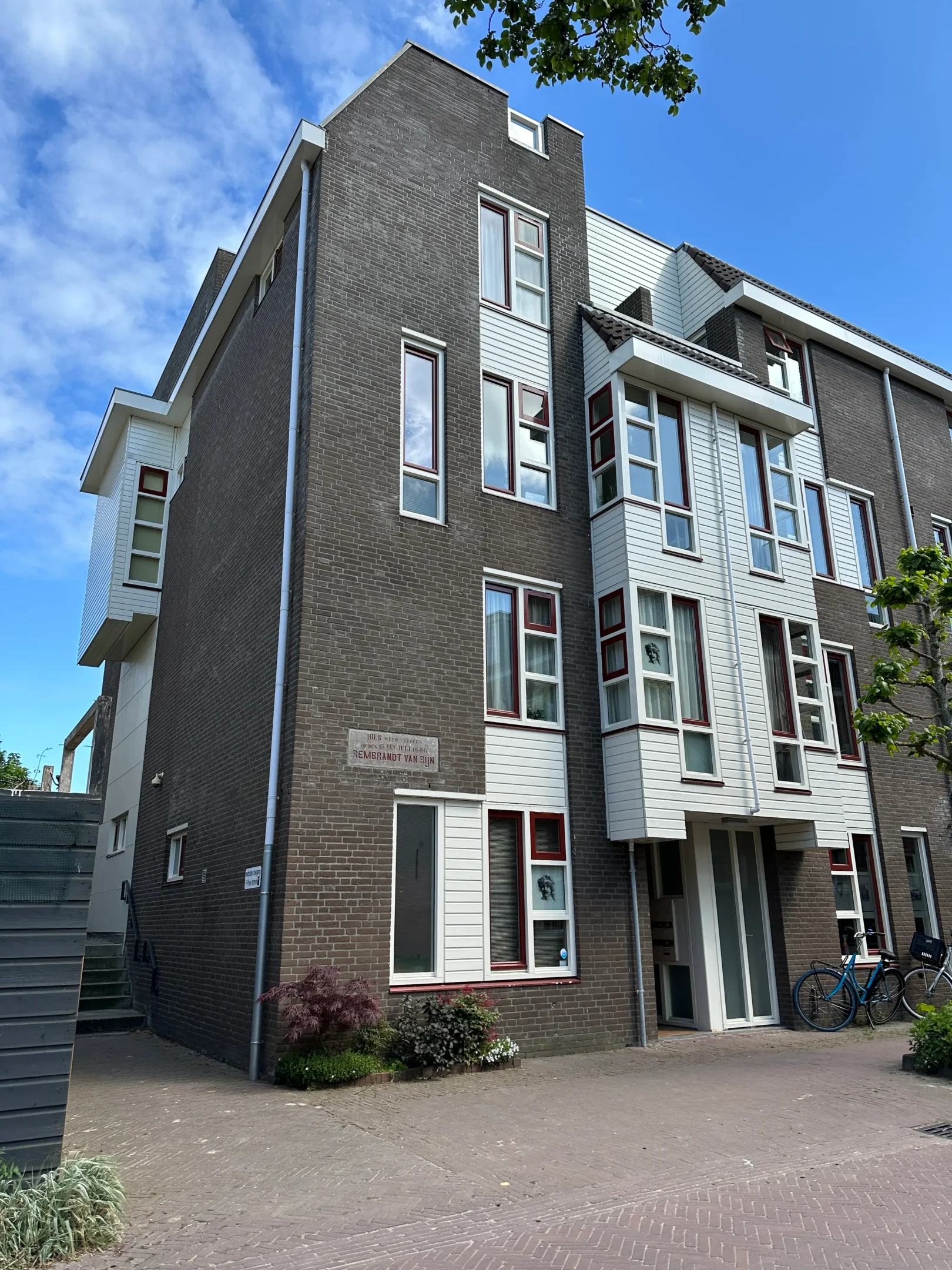 fachada histórica relacionada con Rembrandt en Leiden